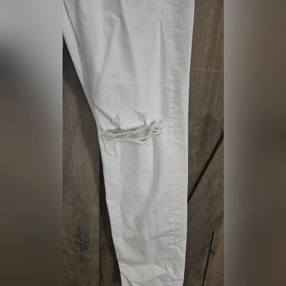 ZARA white distressed Mom fit jeans. Size 10. NWT